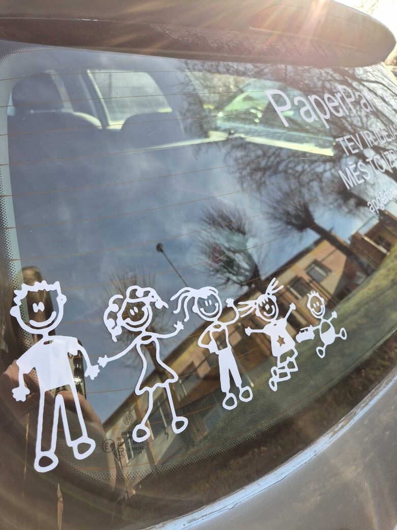 Auto uzlīme - ģimene